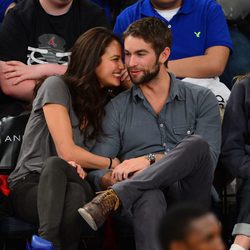 Chace Crawford y Rachelle Goulding muy cariñosos