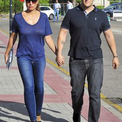 Manu Tenorio y Silvia Casas en la capilla ardiente de la madre de Ana Rosa Quintana