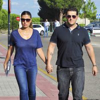 Manu Tenorio y Silvia Casas en la capilla ardiente de la madre de Ana Rosa Quintana