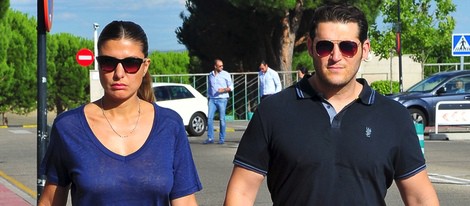 Manu Tenorio y Silvia Casas en la capilla ardiente de la madre de Ana Rosa Quintana