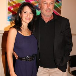 Hilaria Thomas y Alec Baldwin en el estreno de 'Clever Little Lies'