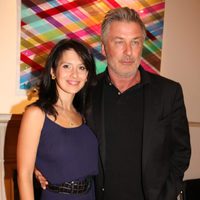 Hilaria Thomas y Alec Baldwin en el estreno de 'Clever Little Lies'