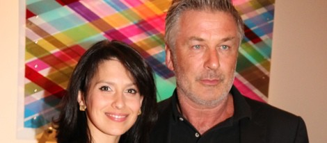 Hilaria Thomas y Alec Baldwin en el estreno de 'Clever Little Lies'