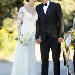 René Ramos y Vania Millán besándose el día de su boda