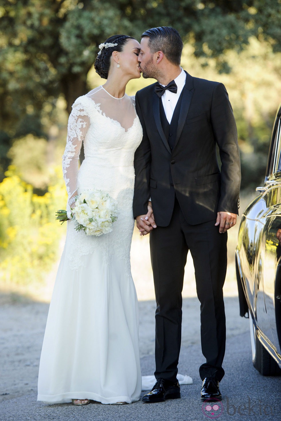 René Ramos y Vania Millán besándose el día de su boda