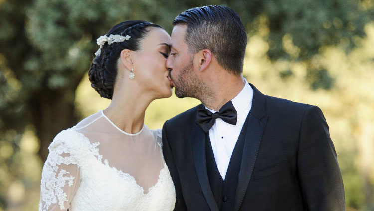 René Ramos y Vania Millán besándose el día de su boda