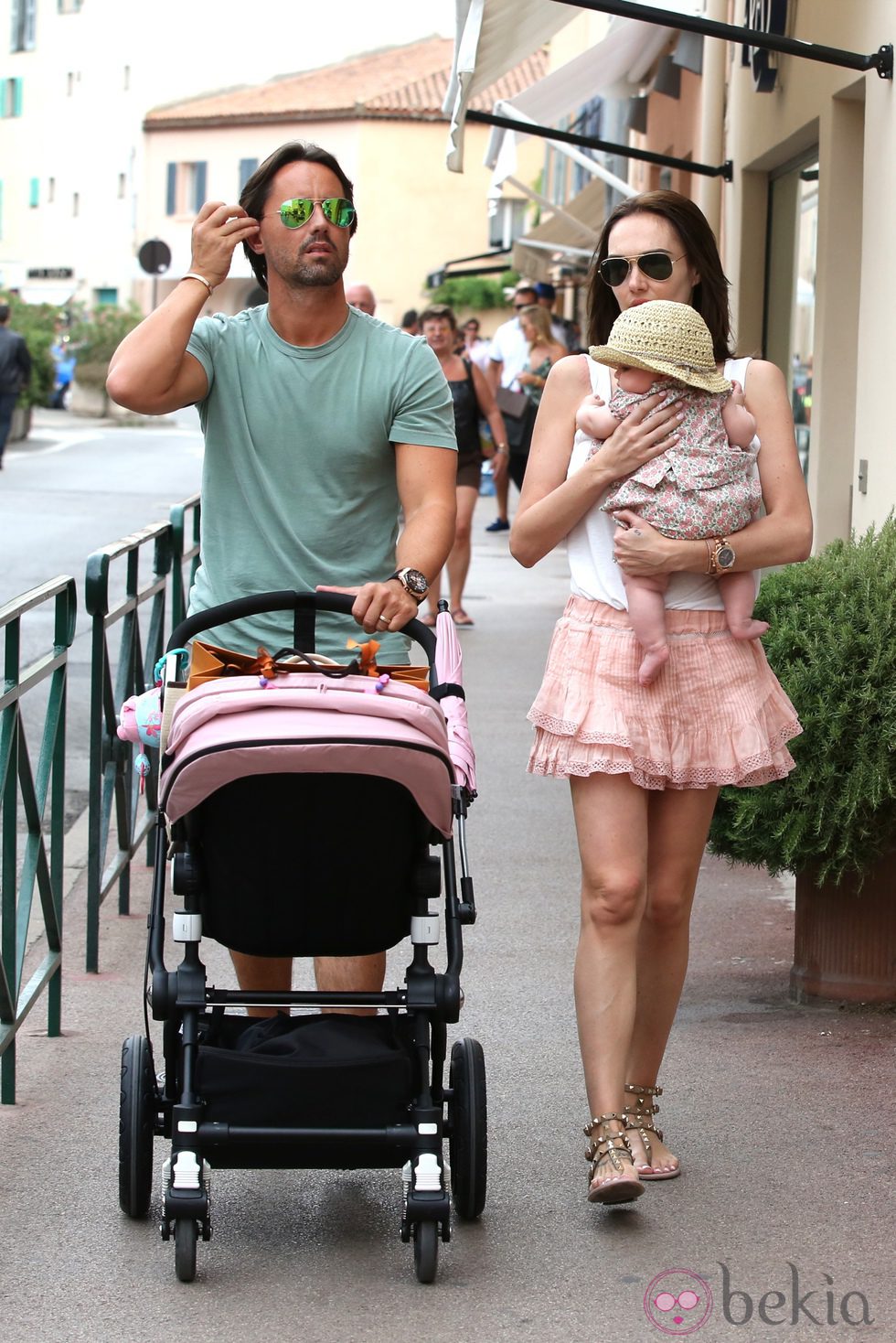 Tamara Ecclestone y Jay Rutland paseando con su hija Sophia por Saint Tropez