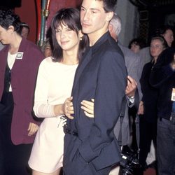 Sandra Bullock y Keanu Reeves en el estreno de 'Speed'