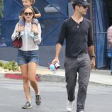 Natalie Portman pasea junto a Benjamin Millepied y su hijo Aleph Millepied