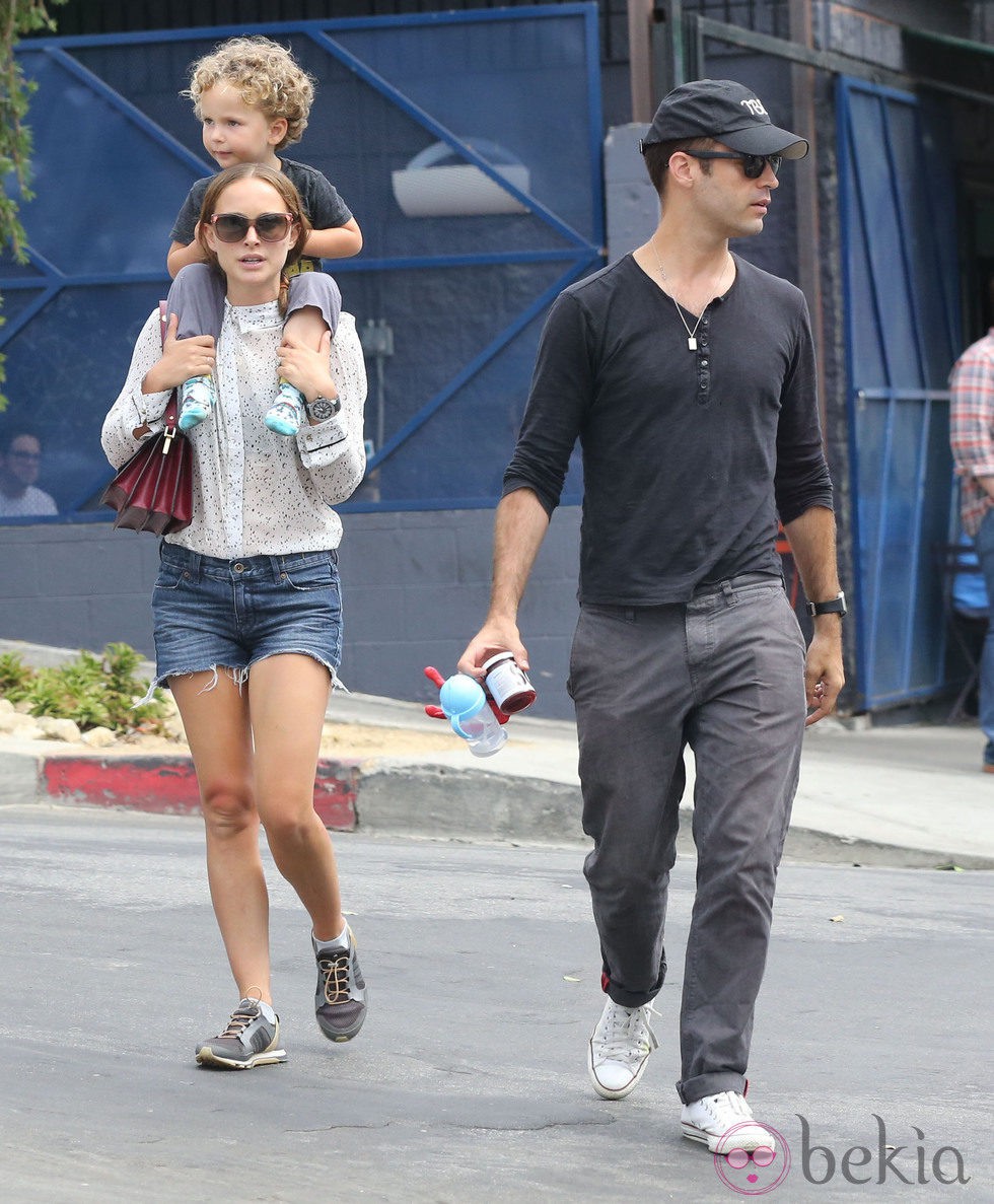 Natalie Portman pasea junto a Benjamin Millepied y su hijo Aleph Millepied