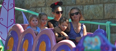 Nicole Richie junto a sus hijos Harlow Madden y Sparrow Madden en Disneyland