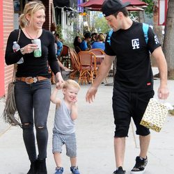 Hilary Duff pasea junto a Mike Comrie y su hijo Luca