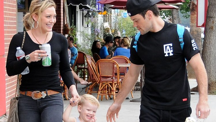 Hilary Duff pasea junto a Mike Comrie y su hijo Luca