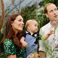 El Príncipe Jorge con los Duques de Cambridge en un posado con motivo de su primer cumpleaños