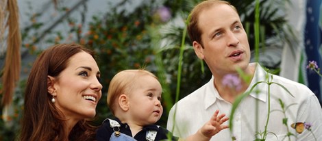 El Príncipe Jorge con los Duques de Cambridge en un posado con motivo de su primer cumpleaños