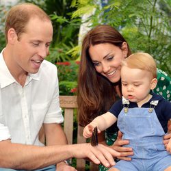 El Príncipe Jorge en su primer cumpleaños junto al Príncipe Guillermo y Kate Middleton