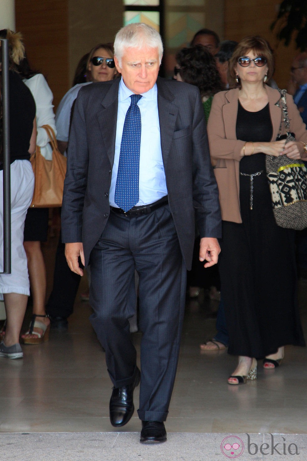 Paolo Vasile en el funeral de la madre de Ana Rosa Quintana