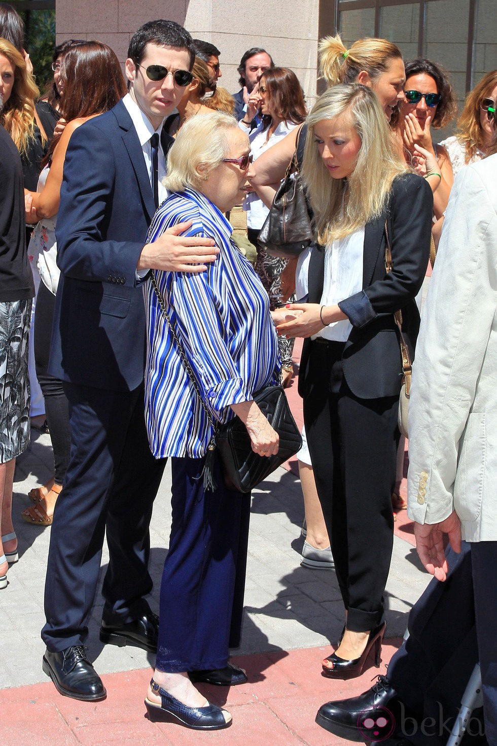 Álvaro Rojo Quintana con su novia en el funeral de su abuela