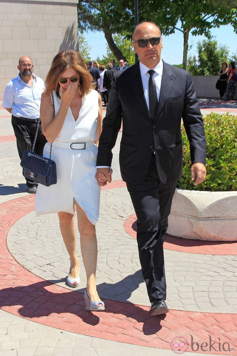 Ana Rosa Quintana junto a su marido en el funeral de su madre