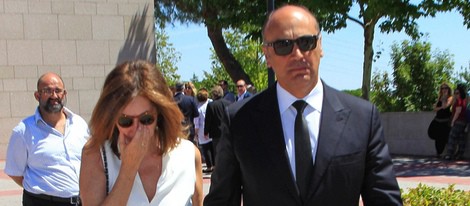 Ana Rosa Quintana junto a su marido en el funeral de su madre