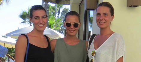 Las hermanas Eugenia, Claudia y Alejandra Ortiz en las playas de Marbella