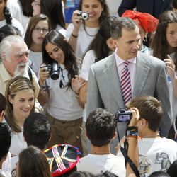 Los Reyes Felipe y Letizia rodeados de jóvenes aventureros de la 'Ruta BBVA 2014'