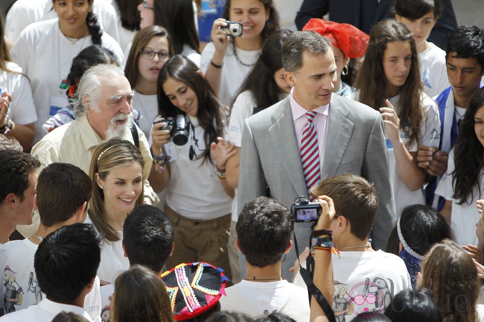 Los Reyes Felipe y Letizia rodeados de jóvenes aventureros de la 'Ruta BBVA 2014'