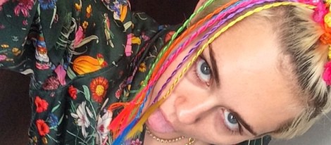 Miley Cyrus decora su pelo con trenzas de colores