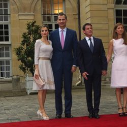 Los Reyes con el primer ministro de Francia y su esposa en la visita de presentación a París