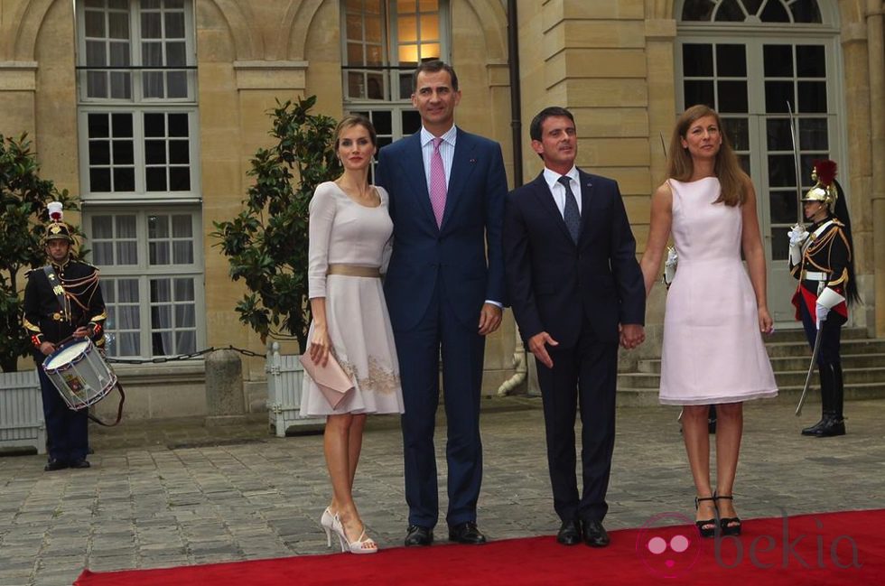 Los Reyes con el primer ministro de Francia y su esposa en la visita de presentación a París