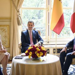 Los Reyes Felipe y Letizia con el presidente de la Asamblea de Francia en su visita de presentación