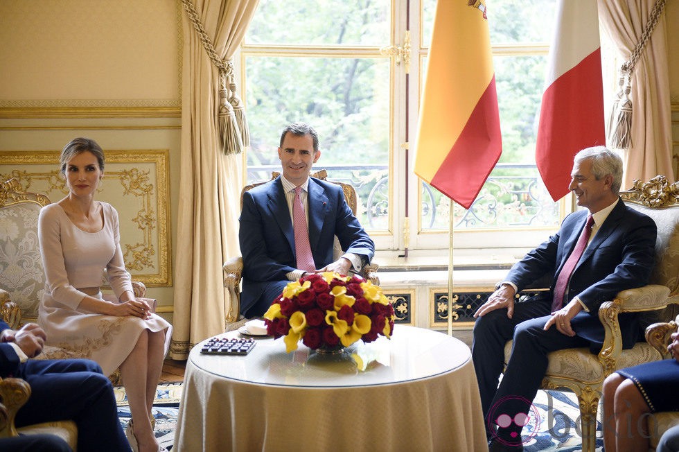 Los Reyes Felipe y Letizia con el presidente de la Asamblea de Francia en su visita de presentación