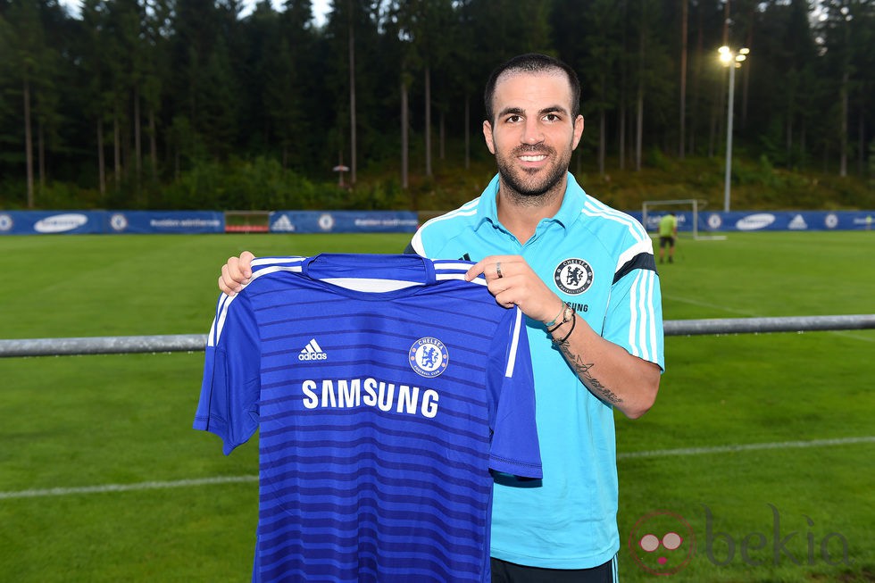 Cesc Fàbregas luce su nueva camiseta del Chelsea y su corte de pelo