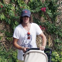 Carles Puyol lleva en el carricoche a su hija Manuela en Ibiza