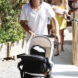 Carles Puyol y Vanesa Lorenzo con su hija Manuela en Ibiza