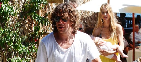 Carles Puyol y Vanesa Lorenzo con su hija Manuela en Ibiza