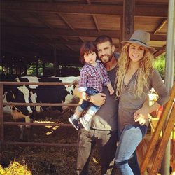 Gerard Piqué y Shakira con MIlan en el campo