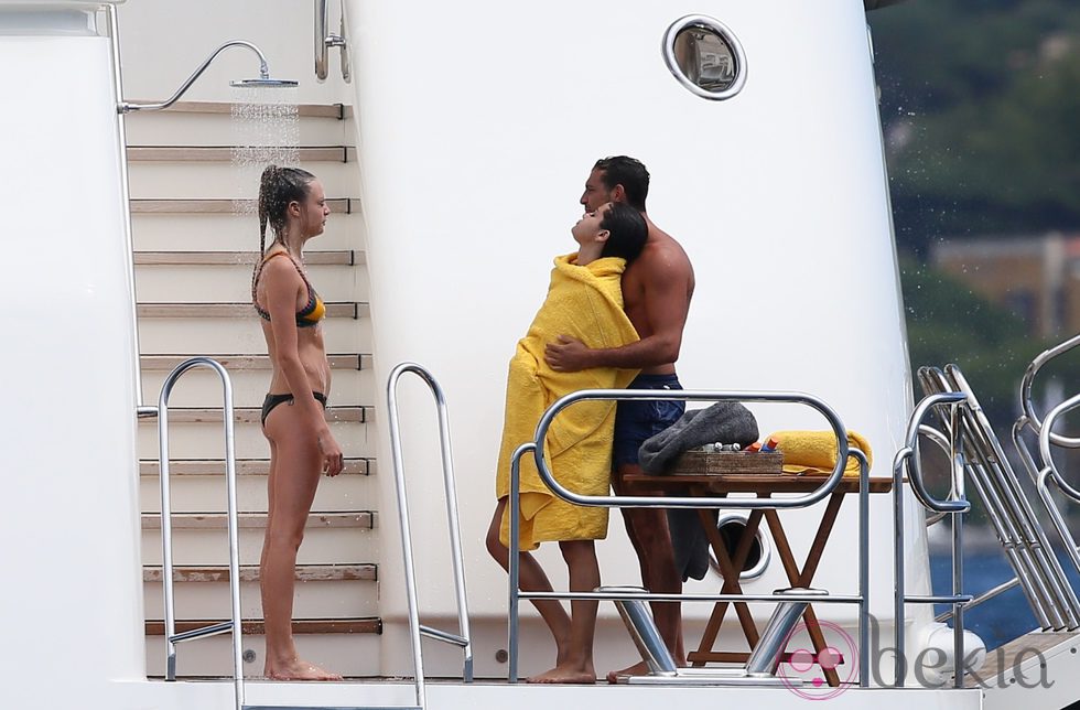 Cara Delevingne y Selena Gomez junto a Tommy Chiabra en Saint Tropez