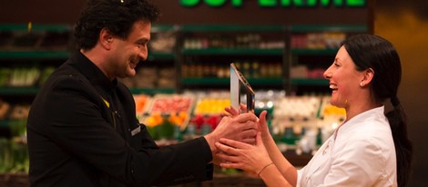 Vicky recibiendo de Pepe Rodríguez el premio de 'Masterchef 2'