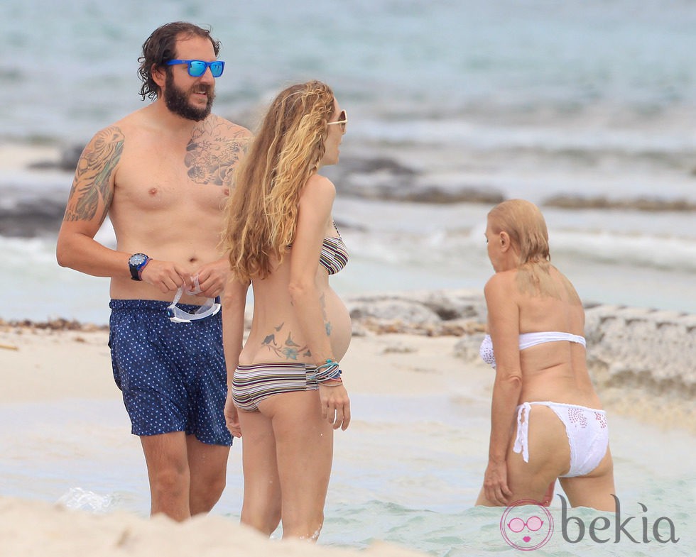 Borja Thyssen, Blanca Cuesta y Carmen Cervera en las playas de Ibiza