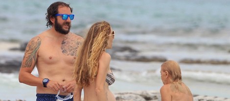 Borja Thyssen, Blanca Cuesta y Carmen Cervera en las playas de Ibiza