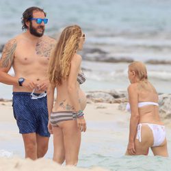 Borja Thyssen, Blanca Cuesta y Carmen Cervera en las playas de Ibiza