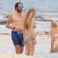 Borja Thyssen, Blanca Cuesta y Carmen Cervera en las playas de Ibiza