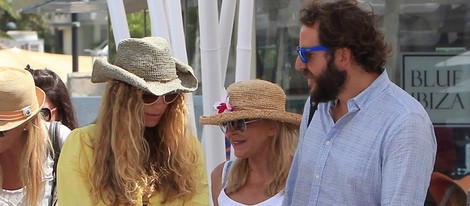 Carmen Cervera y Borja Thyssen y Blanca Cuesta con su hijo Enzo en Ibiza