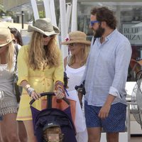 Carmen Cervera y Borja Thyssen y Blanca Cuesta con su hijo Enzo en Ibiza