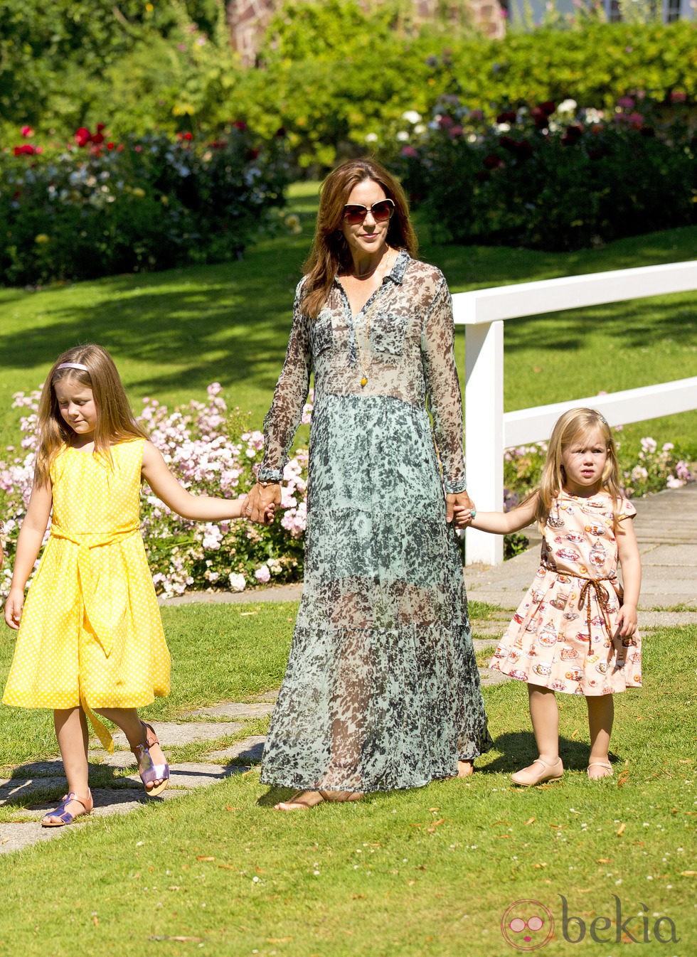 Mary de Dinamarca con sus hijas Isabel y Josefina en su posado de verano 2014