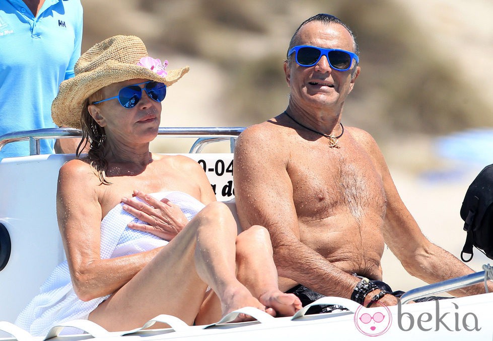 Carmen Cervera y Manolo Segura en un barco en Ibiza