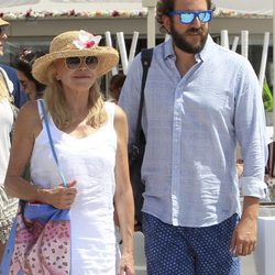 Borja Thyssen y su madre Carmen Cervera paseando por Ibiza