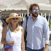 Borja Thyssen y su madre Carmen Cervera paseando por Ibiza