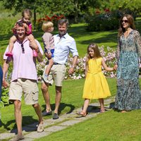 Joaquín de Dinamarca con su hija Athena y los Príncipes Federico y Mary con sus hijos Isabel, Vicente y Josefina en su posado de verano 2014